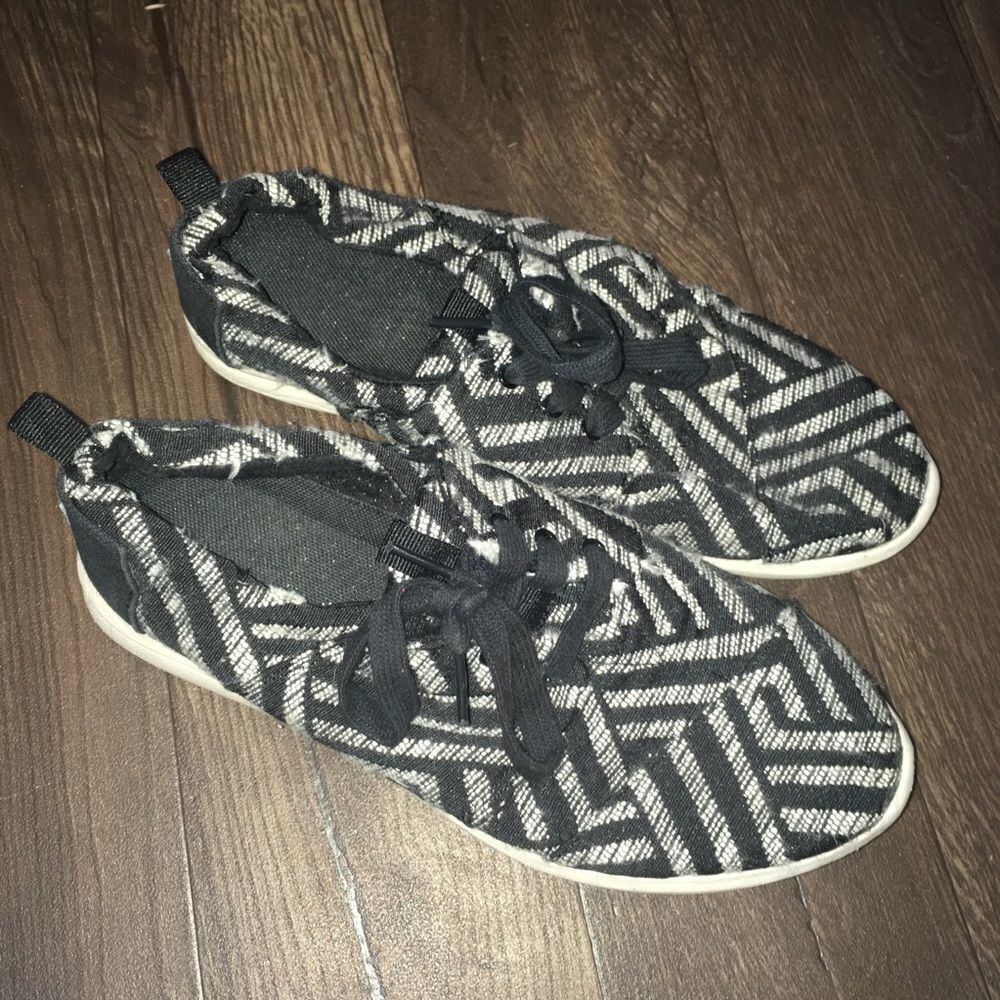 Tom’s 7.5 black and white abstract striped tennis shoes/sneakers